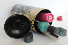 Lade das Bild in den Galerie-Viewer, "SPRÜHDOSENETUI MEISE"